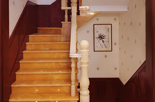 三沙中式别墅室内汉白玉石楼梯的定制安装装饰效果
